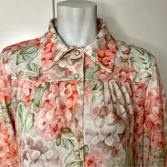 Vintage 70s Pink Hydrangea Floral Print Double Knit Polyester House Coat - Picture 2 of 6